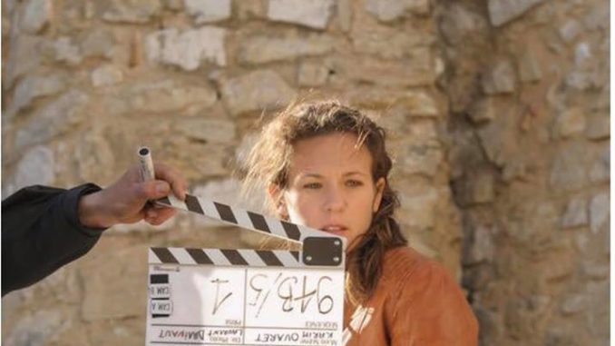 Lorie Pester Lorie Pester lors d'une prise de scène dans Meurtre à grasse en mars 2019