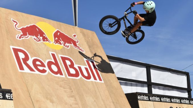 Championnat BMX Un homme sur son vélo lors d'une compétitio BMX