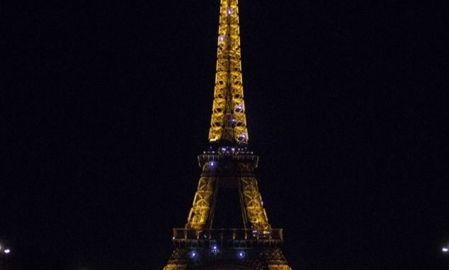 La Tour Eiffel illuminée la nuit
