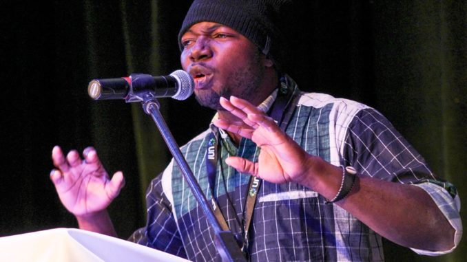 Canada : le Festival international de slam/poésie en Acadie bat dans son plein Performance de Dynamique Saye, slameur venu du Mali