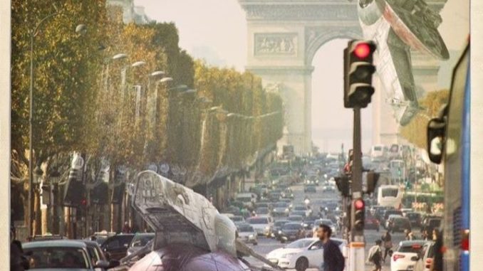 Une oeuvre de Laurent Pons avec des vaisseaux star wars sur l'arc de triomphe