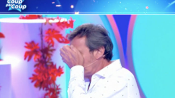 Les 12 coups de midi : un candidat se trompe sur une réponse facile ; les internautes le raillent Jean-Luc Reichmann, animateur des 12 coups de midi, se cachant le visage.