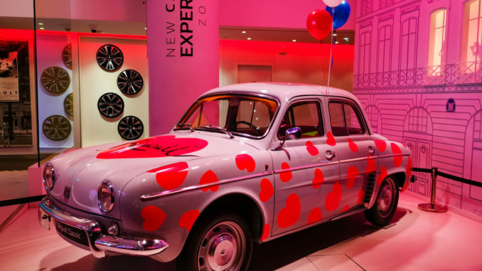 Saint-Valentin : l'Atelier Renault convie Dein.TM et In Love pour la Love Week Une Renault Dauphine, voiture emblématique des années 50, customisé par Dein.TM.