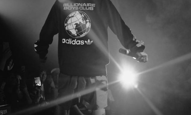 Festival Révolution 2020 : le Hip-Hop dans tous ses états en juillet prochain Un jeune rappeur sur scène.