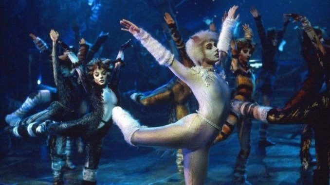 Cats : la comédie musicale d’Andrew Lloyd Weber à voir gratuitement ce week-end La comédie musicale Cats jouée sur scène (Universal Pictures).