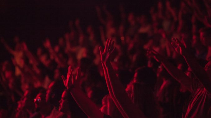 Coronavirus : l’interdiction des événements de plus 5 000 personnes prolongée jusqu'au 30 octobre Une foule surexcitée lors d'un concert.